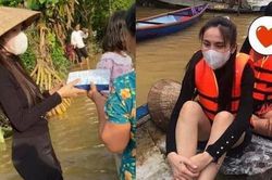 Xót cảnh Thủy Tiên chân gầy tong teo lội nước, khản giọng phát mì gói cứu trợ bà con