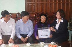 Thăm và tặng quà Mẹ Việt Nam anh hùng, trẻ mồ côi nhân dịp 90 năm thành lập Hội