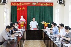 Đồng chí Phó Chủ tịch UBND tỉnh làm việc tại Trung tâm Y tế Thành phố