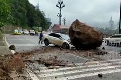 Đá tảng 'khổng lồ' giáng xuống từ núi cao, sedan nát bét đầu