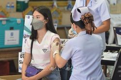 Nhiều nước chuyển sang chiến lược 'sống chung với COVID-19'