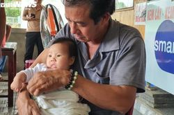 Người đàn ông ôm cháu nội mới sinh, đỏ mắt chờ tin con trai mất tích ở Rào Trăng