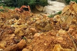 Hình ảnh hàng tấn đất đá vùi lấp khu nhà điều hành thủy điện Rào Trăng 3