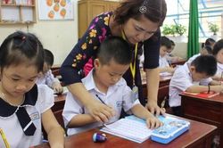 Chương trình lớp 1 vừa nhanh vừa nặng nhưng không được giao bài tập về nhà, giáo viên tiểu học TP. HCM đưa ra lý do khiến phụ huynh phải suy ngẫm lại