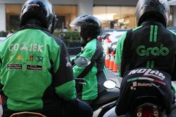 Tỷ phú Masayoshi Son thúc giục Grab sáp nhập với Gojek