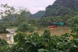 Nước lũ cuốn 2 học sinh
