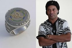 Ronaldinho được tặng chiếc nhẫn sang trọng