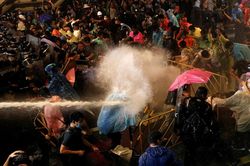 Người biểu tình Thái Lan đối đầu quyết liệt với cảnh sát