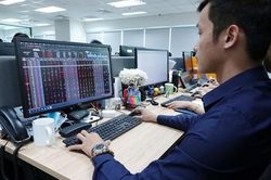 Chứng khoán ngày 16/10: Nên chốt lời các vị thế ngắn hạn