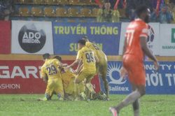 HLV Nam Định cảm ơn khán giả sau trận 'thủy chiến'