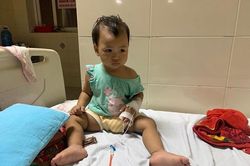 Xin cứu bé gái chưa đầy 1 tuổi mắc bệnh ung thư võng mạc