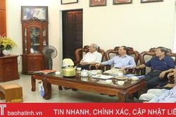 Người dân Hà Tĩnh theo dõi Đại hội Đảng bộ tỉnh với những kỳ vọng mới
