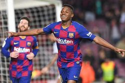 Ở tuổi 17, thần đồng Ansu Fati nổi bật hơn Lionel Messi