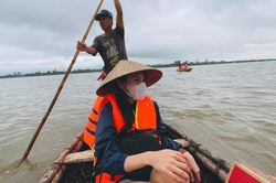 Thủy Tiên kể lại lại sự cố suýt lật thuyền trên đường, thông báo kêu gọi 30 tỷ cứu trợ