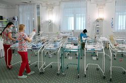 Nhiều trẻ ra đời qua mang thai hộ chưa thể về với bố mẹ