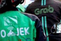Tỷ phú Nhật gây áp lực buộc Grab sáp nhập Gojek