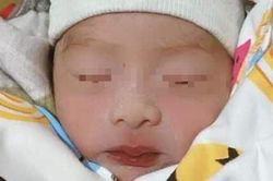 Hà Nội: Thêm một bé sơ sinh còn nguyên dây rốn bị bỏ rơi dưới cơn mưa tầm tã