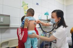 Chuyển mùa, trẻ mắc viêm đường hô hấp tăng đột biến