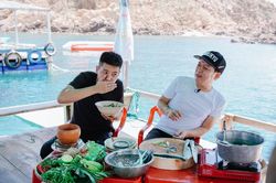 Trường Giang 'hành' Quân A.P lặn sâu bắn cá, suýt làm lộ '6 múi' của nam ca sĩ