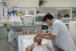 Ba người nguy kịch sau uống rượu đám giỗ: Hơn 25% rượu là cồn công nghiệp