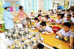 Trường học ở Nha Trang bị tố cân thiếu khẩu phần ăn của học sinh