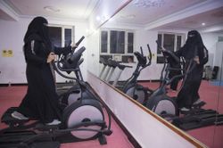 Phụ nữ Afghanistan bị miệt thị, dọa giết vì tập gym