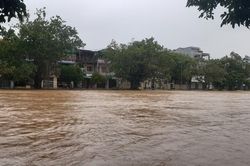 Thừa Thiên Huế: Nước sông dâng nhanh, nhiều vùng lại chìm trong lũ