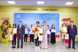3 thủ khoa trường ĐH Kinh tế Tài chính TP. HCM nhận học bổng 100%