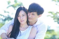 Chồng định tặng người tình nhẫn kim cương thì nhìn thấy thứ này