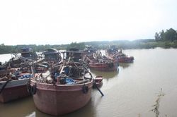 Quảng Ninh: Truy đuổi, bắt giữ 6 tàu vận chuyển trái phép cát trên sông Khoai
