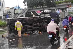 Xe tải cày nát hàng chục mét dải phân cách rồi 'chổng vó' lên trời