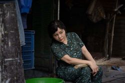 Lê Giang dùng cả thau nước tạt vào người Việt Anh trong phim mới