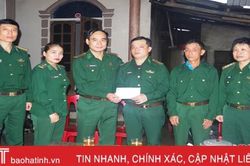Biên phòng Hà Tĩnh hỗ trợ 50 triệu đồng cho gia đình quân nhân có con bị bệnh hiểm nghèo