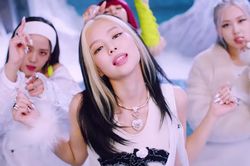 Tại sao trong các MV K-Pop, các thần tượng dù nhảy nhiệt tình vẫn không đổ mồ hôi?