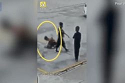 Đốt pháo trên nắp cống, cậu bé bị thổi bay lên không trung khiến đám bạn chạy tán loạn