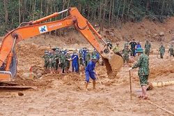 Mưa lũ gây bất lợi trong việc tìm kiếm các công nhân mất tích ở Rào Trăng 3