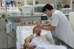 Mua rượu trên mạng để tổ chức đám giỗ, ba thanh niên bị ngộ độc nhập viện cấp cứu