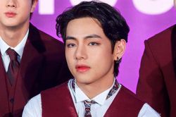 V (BTS) 'chễm chệ' ngồi Top 2 với kiểu tóc 'vuốt keo các thứ': Đẹp trai thì mới có nhiều đứa yêu!