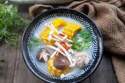 Mát trời làm ngay nồi canh sườn nấm thơm ngon, ngọt dịu cả nhà thích mê
