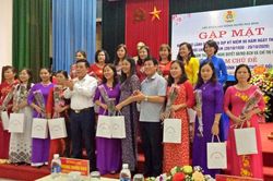 Khen thưởng nữ công nhân viên chức, lao động