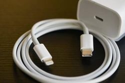 iPhone 12 không kèm cục sạc, Apple nói vì môi trường