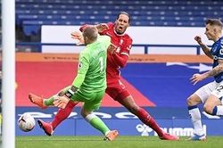 Van Dijk chấn thương trong trận 'hòa như thua' của Liverpool