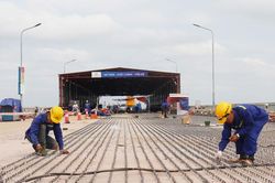 Sôi động trên công trường cầu Thăng Long