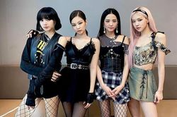 Lần đầu tiên trong lịch sử, fan mới thấy stylist của BLACKPINK làm điều này cho Rosé