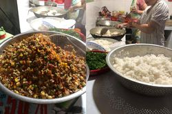 Suất cơm nóng trong ngày lũ ở Quảng Trị
