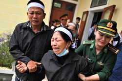 Nước mắt tiễn đưa 13 liệt sĩ về với đất mẹ