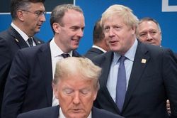 Báo Anh: Chính phủ Boris Johnson xích lại gần chiến dịch của ông Biden