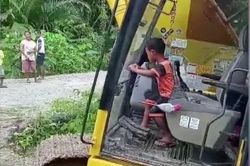 Cậu bé 5 tuổi điều khiển máy xúc cỡ lớn ở Indonesia