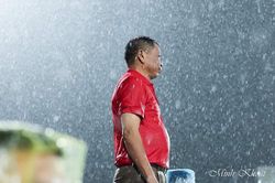 Người 'đội mưa' giữ nhịp cổ động trên sân Thiên Trường