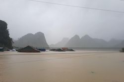 Lũ chồng lũ, hàng ngàn nhà dân ở Quảng Bình chìm trong biển nước